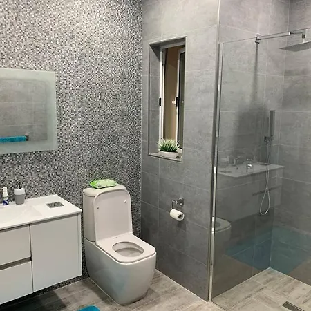 Modern 1 Double Bedroom And Private Bathroom *